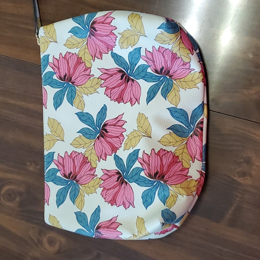 NWOT LARGE CLUTCH - Picture 2 of 4